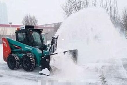 如今的除雪大部分采用大型的除雪設(shè)備